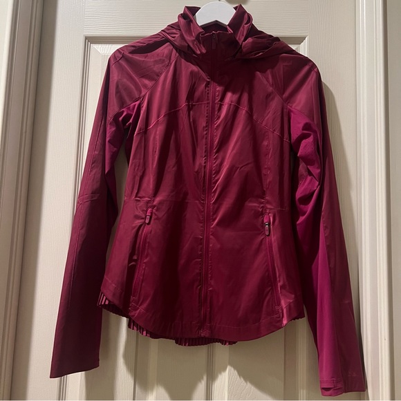 lululemon athletica Jackets & Blazers - Lululemon Cranberry Windbreaker Size 6